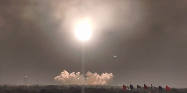 China se suma a la carrera espacial hacia Marte tras lanzamiento del cohete Long March 5