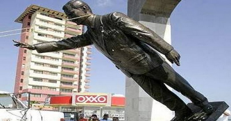 Fueraaaa abajooo: derribaron estatua de Fox en Boca del Río, Veracruz