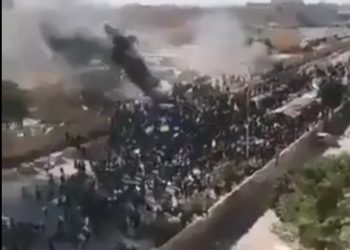 Tensiones en Irak tras bombardeo estadounidense: protestas en la embajada de ese país ocupado por Estados Unidos