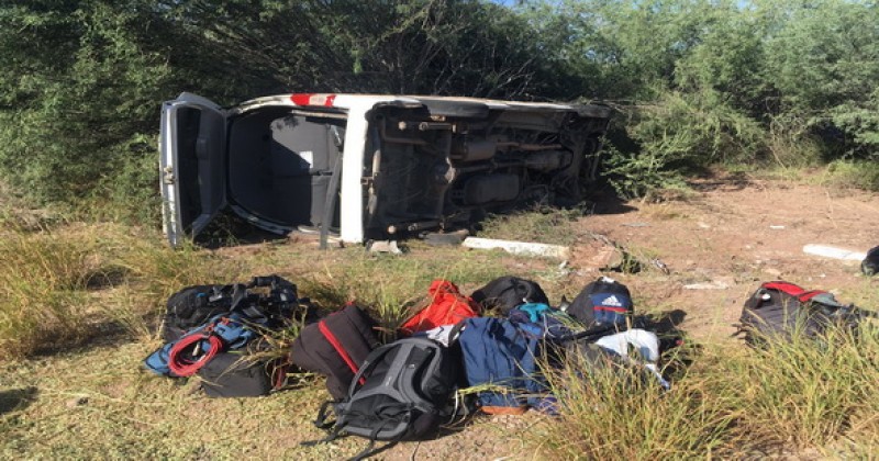 Un vehículo en pésimas condiciones y un chofer irresponsable provocaron un accidente del que salieron vivos 10 reporteros, de pura suerte