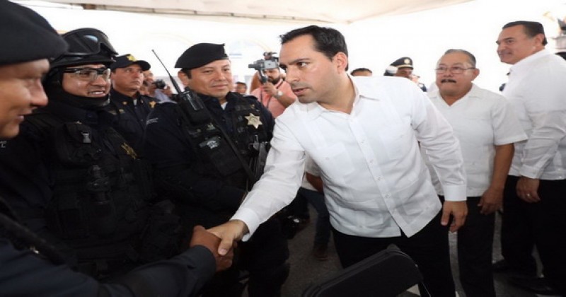 Gobernador Mauricio Vila Dosal y alcalde Renán Barrera entregaron becas económicas a hijos de agentes de la Policía Municipal de Mérida