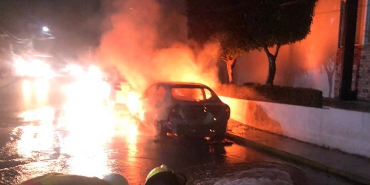 Delincuentes incendian autos en Tabasco tras detención de líder