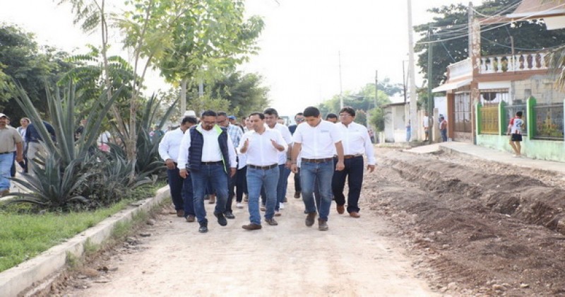 Gobernador supervisó la construcción de 13 kilómetros de calles en Tekax y entregó 1,721 certificados de acciones de vivienda así como tres módulos más del programa Médico 24/7