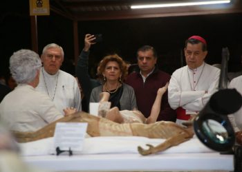 Inaugura secretaria General de Gobierno, Fritz Sierra, Taller de Restauración de Imágenes Religiosas, acompañada del arzobispo