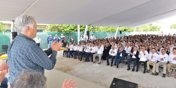 Gira por el sureste de Manuel Bartlett para reunirse con trabajadores de la CFE e informarles sobre proyectos para generar energía, dice