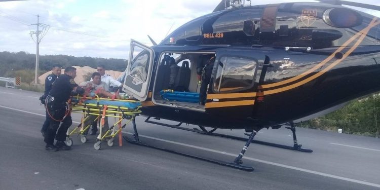 Rescata nuevo helicóptero de la SSP a dos jóvenes tras sufrir un accidente en la carretera Mérida-Chetumal