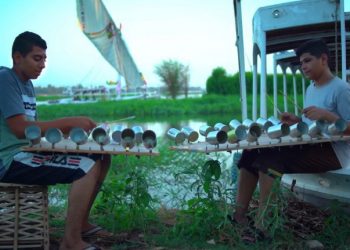 Elabora instrumentos hechos con residuos plásticos para sacar a los niños de las calles con la ayuda de la música