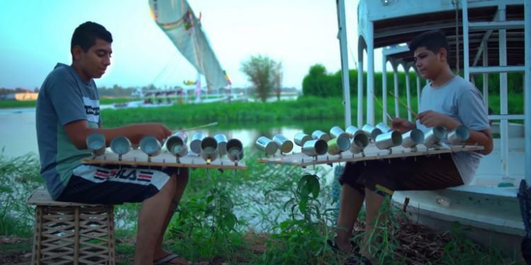 Elabora instrumentos hechos con residuos plásticos para sacar a los niños de las calles con la ayuda de la música