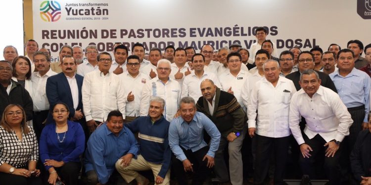 Encuentro del gobernador Vila Dosal con representantes de iglesias cristianas y evangélicas en el Estado