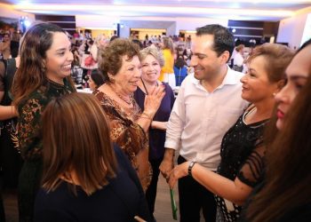 Ante mujeres yucatecas, Vila Dosal presentó su Primer Informe