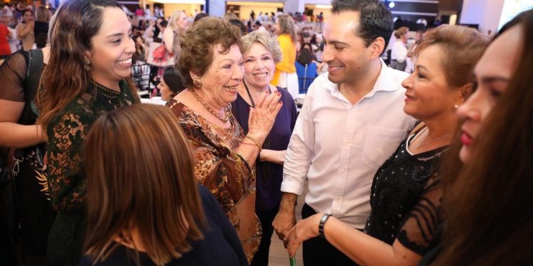 Ante mujeres yucatecas, Vila Dosal presentó su Primer Informe
