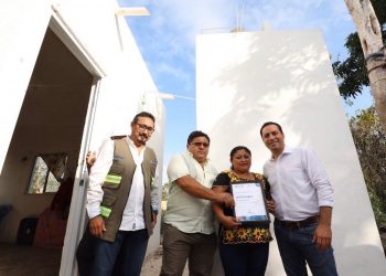 Gobernador entrega pisos, cuartos, baños y techos a habitantes que lo necesitan