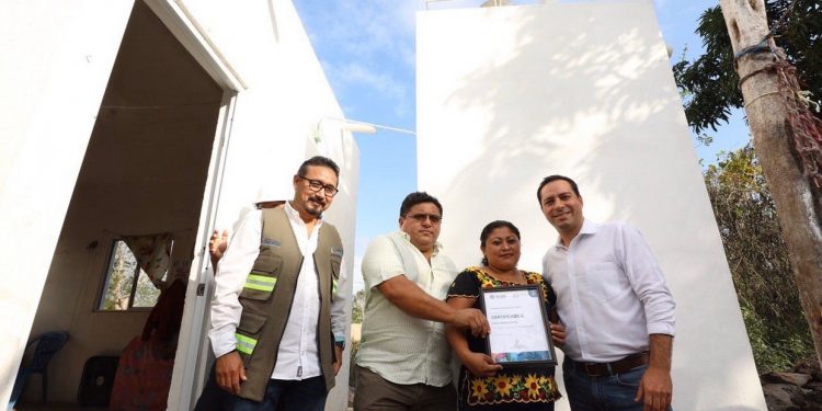 Gobernador entrega pisos, cuartos, baños y techos a habitantes que lo necesitan