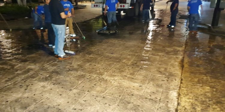 Mejoran la imagen de la zona del Eulogio Rosado con la limpieza minuciosa de aceras y calles