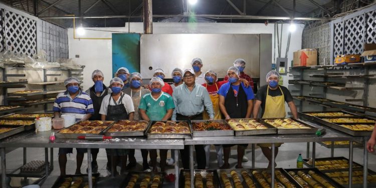 Cortan Mega Rosca en el Cereso de Mérida para celebrar Día de Reyes