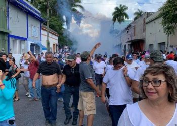 Confirmó comandante de la SSP, Luis Felipe Saidén Ojeda, lanzamiento de gas lacrimógeno durante marcha de protesta afuera de Informe / Se investigará, dijo y aseguró que no había indicación de utilizar el gas