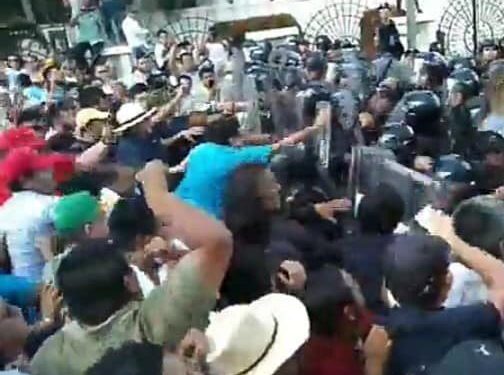 En primera fila de la manifestación estuvieron los grupos de choque, que desplazaron a los maestros, jubilados y pensionados, señalan