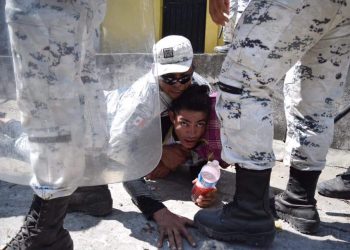 Guardia Nacional fue rebasada por migrantes en el Suchiate a pesar del uso de gases lacrimógenos para intentar contenerlos