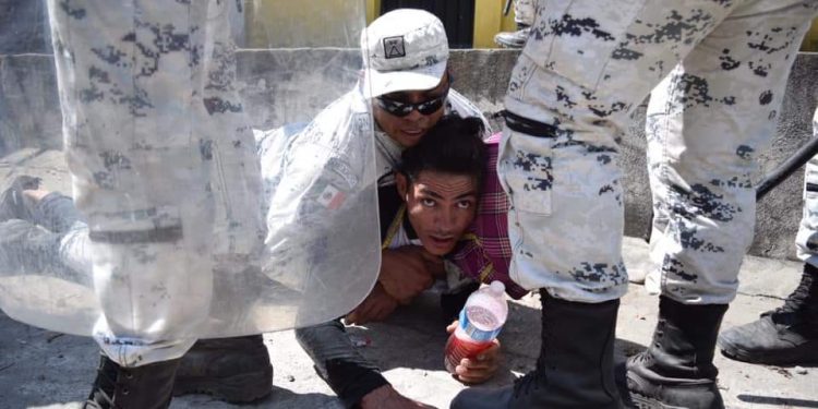 Guardia Nacional fue rebasada por migrantes en el Suchiate a pesar del uso de gases lacrimógenos para intentar contenerlos