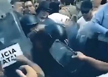 “Marcha atípica” en Mérida: hubo “provocadores” que buscaron la “confrontación” con la policía, cuyos elementos fueron agredidos al inicio de la marcha, dijo el secretario de Seguridad Pública / Muestran vídeos con agresiones