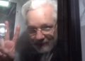 Reapareció brevemente Julian Assange durante su traslado de la prisión a un tribunal