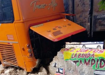 Choca autobús de pasajeros privado que intentó ganarle el paso al tren en Umán