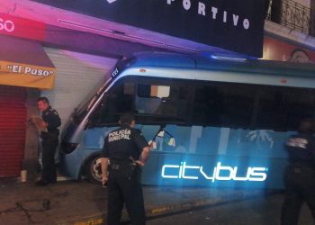 Pierde control de autobús y golpea a peatón y negocio en el centro