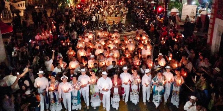 Miles de meridanos y visitantes entonaron las mañanitas a la ciudad y participaron en la callejoneada