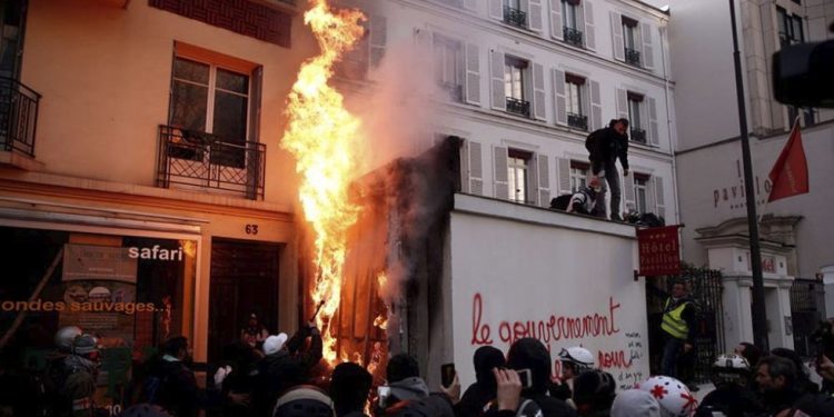 Gobierno francés cede y retira aumento de edad de pensionamiento de reforma tras cinco semanas se protestas callejeras