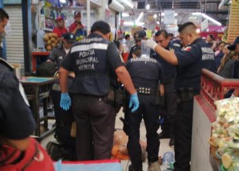 Salvan paramédicos municipales a persona infartada en el mercado Lucas de Gálvez