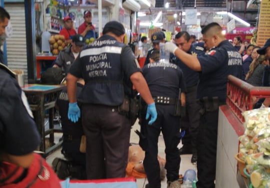 Salvan paramédicos municipales a persona infartada en el mercado Lucas de Gálvez