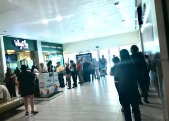 Se quejan vecinos por retardos en el pago del predial en plaza Altabrisa y fallas en el sistema el jueves y el viernes