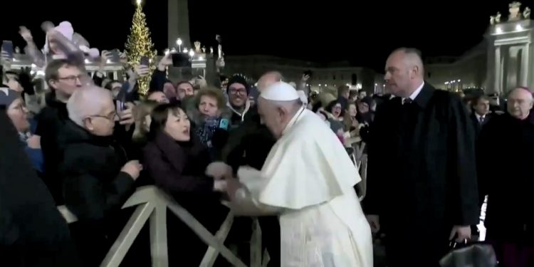 Se disculpa Papa Francisco por manotazos a mujer que lo jaló en San Pedro