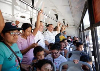 Alcalde escucha experiencias de mujeres y hombres con los servicios que ofreció el Ayuntamiento durante el Carnaval