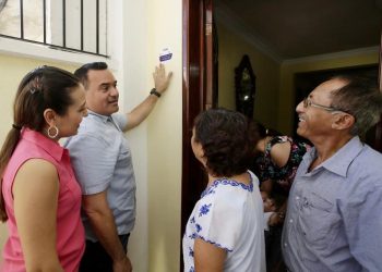 El alcalde Renán Barrera y su esposa Diana Castillo, presidenta del DIF, supervisan encuestas que se aplican en el municipio para prevenir diabetes