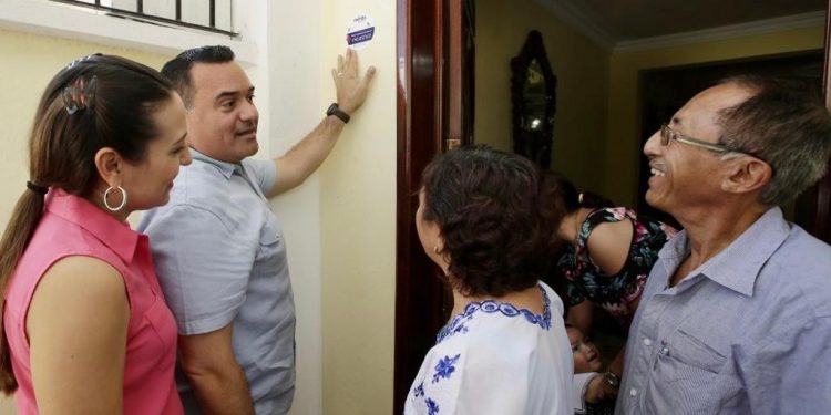 El alcalde Renán Barrera y su esposa Diana Castillo, presidenta del DIF, supervisan encuestas que se aplican en el municipio para prevenir diabetes