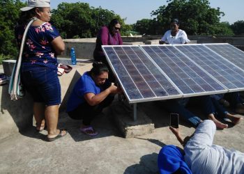 Se capacitan como ingenieras solares en la India: aprendieron a construir e instalar sistemas de electrificación solares
