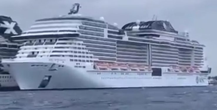 Entre órdenes contradictorias, finalmente atracó en Cozumel el crucero MSC Meraviglia / Dijo el presidente AMLO que sería inhumano negarles atracar en el puerto pero no hay casos de coronavirus, afirmó