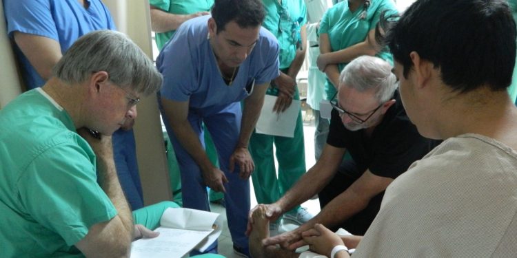 Con la operación de siete pacientes con problemas de pie y tobillo concluyó la primera jornada de cirugías ortopédicas a cargo de especialistas estadounidenses