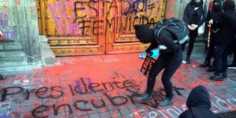 Feministas protestaron frente a periódico Reforma para pedir un periodismo responsable en materia de feminicidios