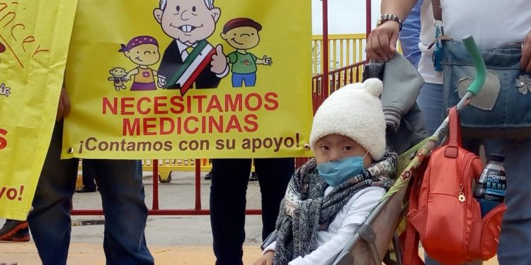 Esperan al presidente Andrés Manuel López Obrador padres de niños enfermos de cáncer en Mérida