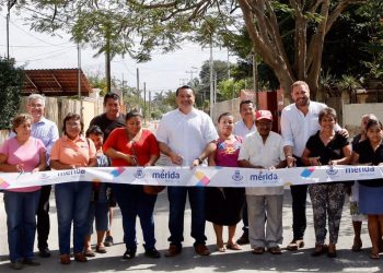 El alcalde Renán Barrera entrega obras en la colonia Leandro Valle