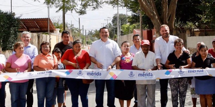 El alcalde Renán Barrera entrega obras en la colonia Leandro Valle
