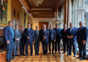 Presidente AMLO se reunió a comer con gobernadores del PAN / No se ratificó  convenio de salud para mejorar el Insabi