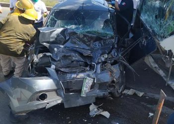 Conductor de autobús perdió el control de pesada unidad y se fue de frente contra un auto particular en la carretera Umán-Mérida