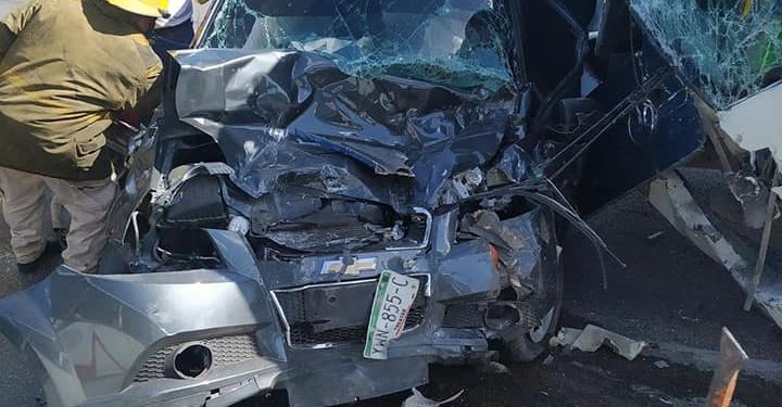 Conductor de autobús perdió el control de pesada unidad y se fue de frente contra un auto particular en la carretera Umán-Mérida