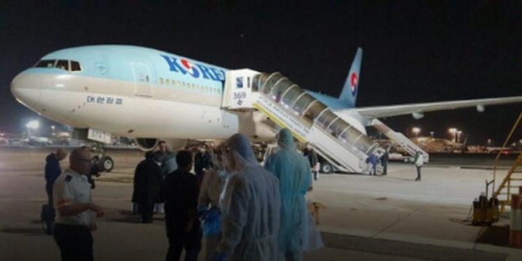 Israel se negó el sábado a permitir que unas 200 personas no israelíes desembarcaran de un avión que llegó procedente de Corea del Sur / Suspendidos los vuelos
