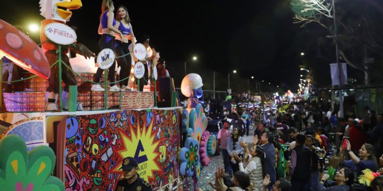 Alcalde Renán Barrera Concha encabezó anoche en Ciudad Carnaval la jornada de “Sábado de Fantasía”