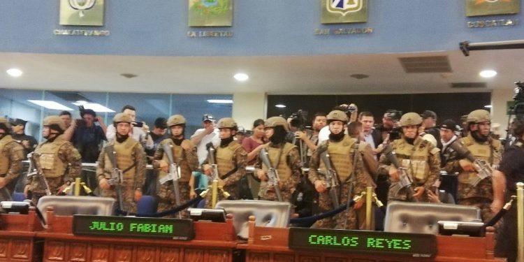 Presidente de El Salvador intenta doblegar a los legisladores enviando al ejército para que aprueben préstamo para su plan contra las pandillas, según justifica