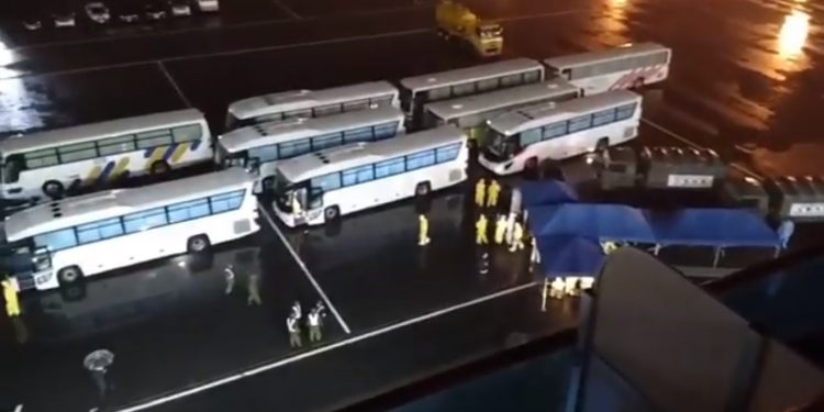 Cientos de pasajeros estadounidenses están a punto de abandonar el crucero Diamond Princess en cuarentena en Japón por el coronavirus